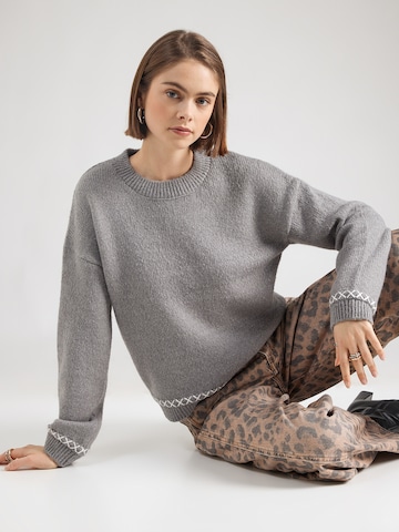 QS Пуловер в сиво: отпред