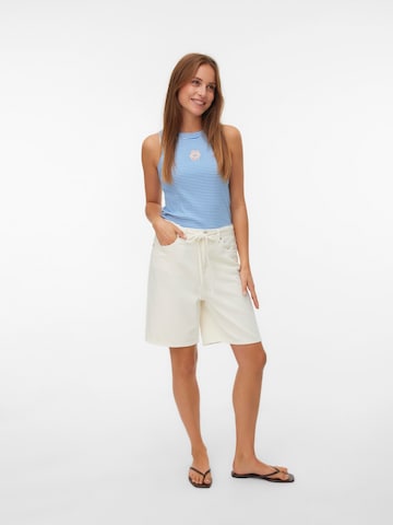 Top de la VERO MODA pe alb