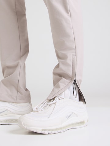 Nike Sportswear Tapered Hose in Grau