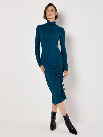 Robe Apricot en bleu
