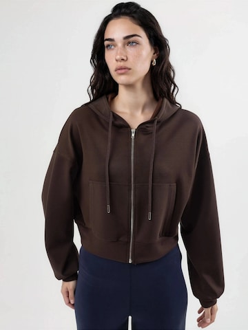 Veste de survêtement Busem en marron : devant
