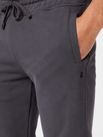 Effilé Pantalon 'Aadan' ARMEDANGELS en gris