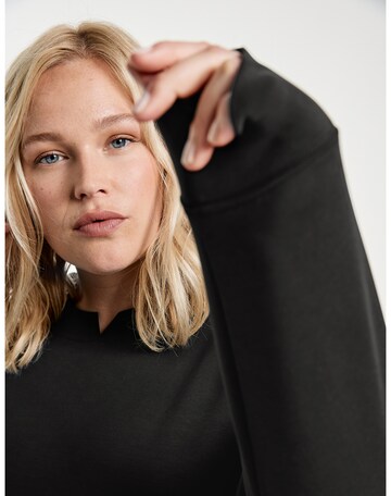 SAMOON Sweatshirt in Black