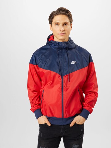 Veste mi-saison Nike Sportswear en rouge : devant