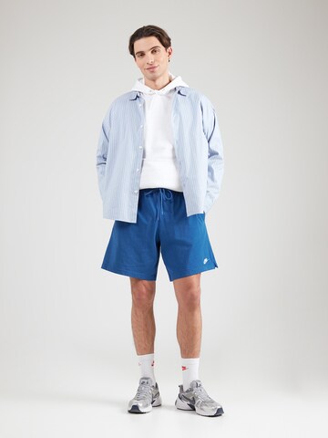 Nike Sportswear Lużny krój Spodnie 'Club' w kolorze niebieski