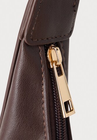 ABOUT YOU Shoulder Bag in Brown