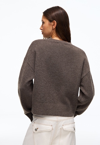 Bershka Pullover in Braun