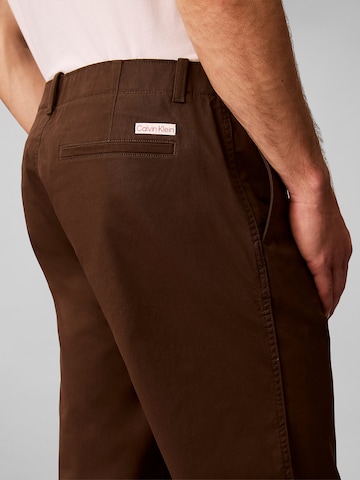 Regular Pantalon chino '90s' Calvin Klein Jeans en marron