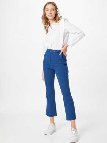 Trendyol Flared Hose in Blau