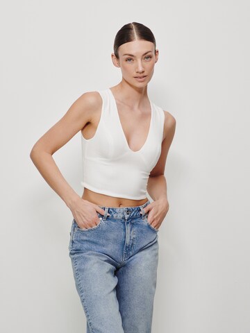 RÆRE by Lorena Rae Top in Weiß: Vorderseite