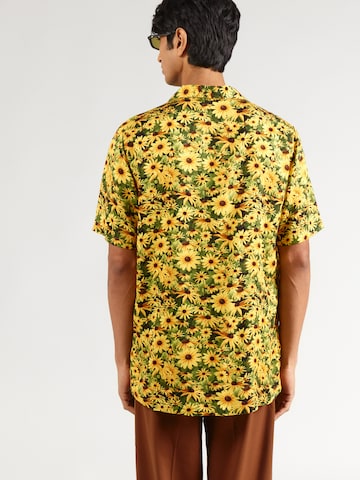 Lyle & Scott - Comfort Fit Camisa 'Wild Garden' em amarelo