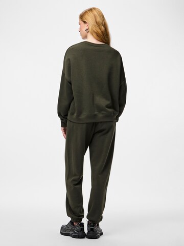 Sweat-shirt 'PCRISSO' PIECES en vert