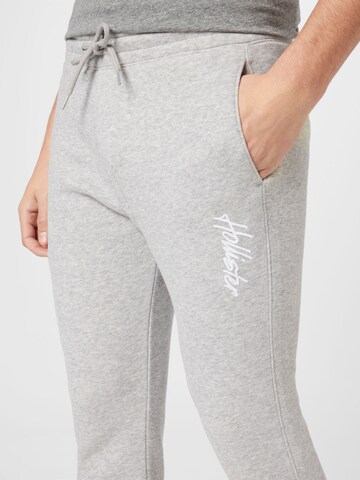 HOLLISTER Tapered Trousers in Grey