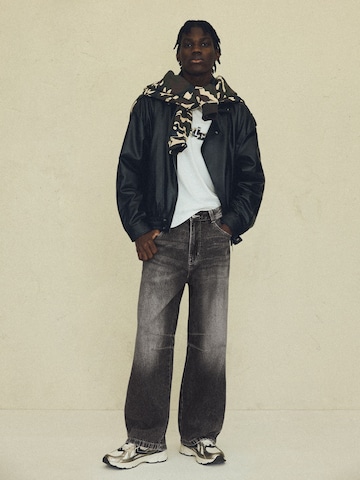 BershkaLoosefit Traperice 'BLOQ' - siva boja