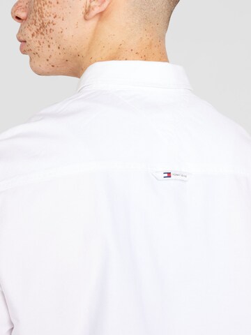 Tommy Jeans - Ajuste regular Camisa en blanco