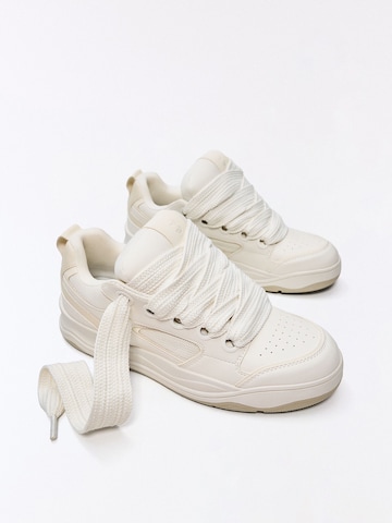 Bershka Låg sneaker i vit