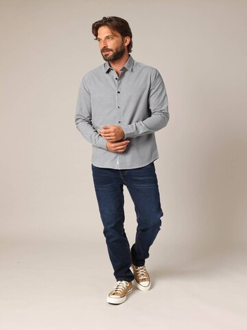 Coupe regular Chemise 'EMPOWER' Deeluxe en gris