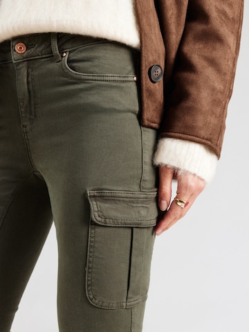 Coupe slim Pantalon cargo 'ONLMissouri' ONLY en vert