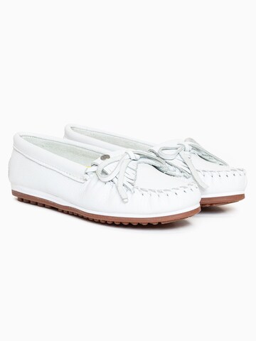 Mocassino 'Kilty' di Minnetonka in bianco
