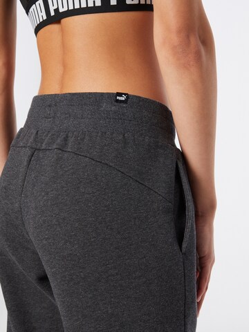 PUMA - Tapered Calças de desporto 'Essentials' em cinzento