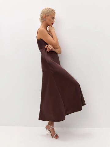 Serena Silueta Jurk 'Midi satin slip dress 'Majestic'' in Bruin
