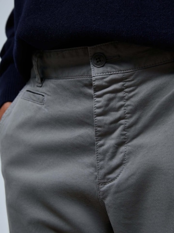 Regular Pantalon chino Scalpers en gris