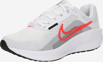 Chaussure de course 'DOWNSHIFTER 13' NIKE en blanc : devant