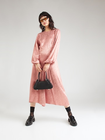 Robe Closet London en rose