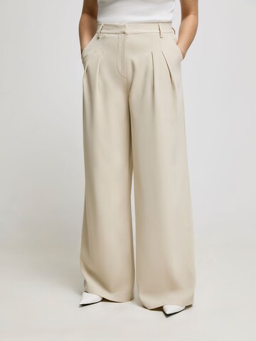 Loosefit Pantaloni con pieghe 'Mathilda' di ABOUT YOU x Iconic by Tatiana Kucharova in beige