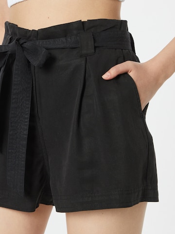 Superdry - Loosefit Pantalón plisado en negro