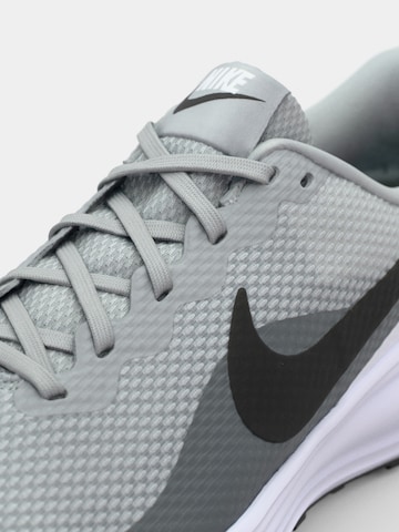 Chaussure de course 'REVOLUTION 8' NIKE en gris