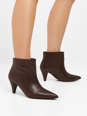 Bianco Booties 'GIDA' in Brown: front