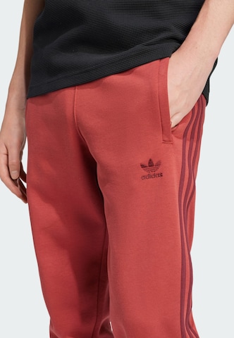 ADIDAS ORIGINALS - Tapered Pantalón 'Adicolor' en rojo