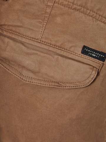 Regular Pantalon cargo Funky Buddha en marron