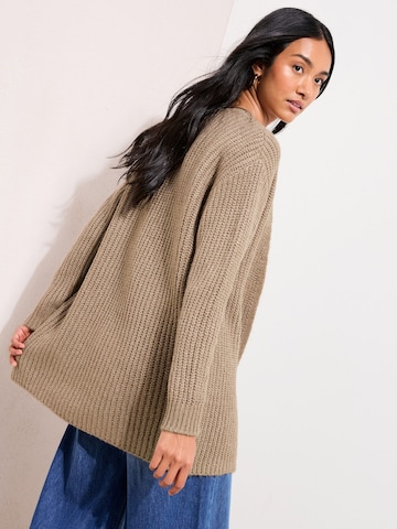 Geacă tricotată de la Friends Like These pe bej