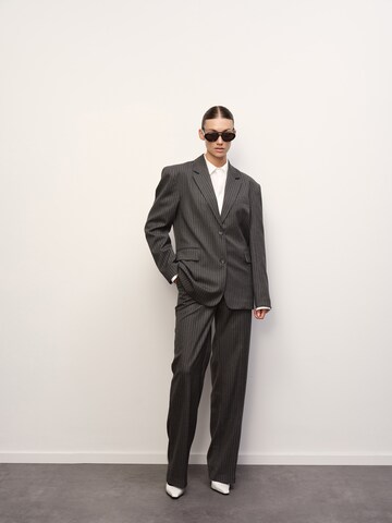 RÆRE by Lorena Rae Blazer 'Jovana' in Grau