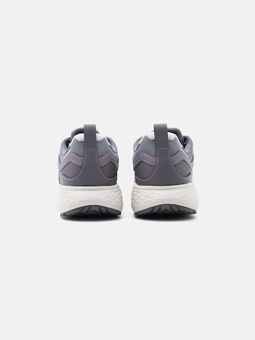 Chaussure basse 'PEAKFREAK ROAM' COLUMBIA en gris