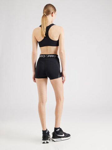 NIKE Skinny Sportshorts in Schwarz