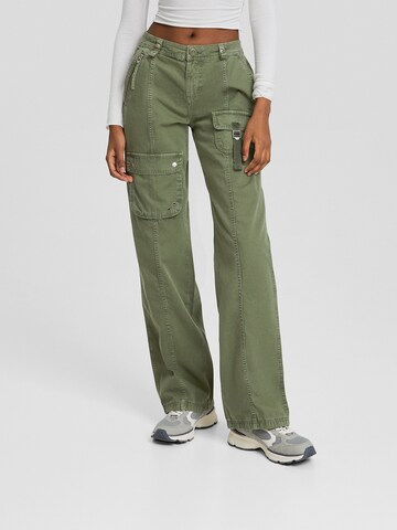 Bershka Regular Cargo trousers in Green: front