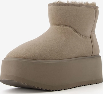 BershkaLežerne čizme - bež boja: prednji dio