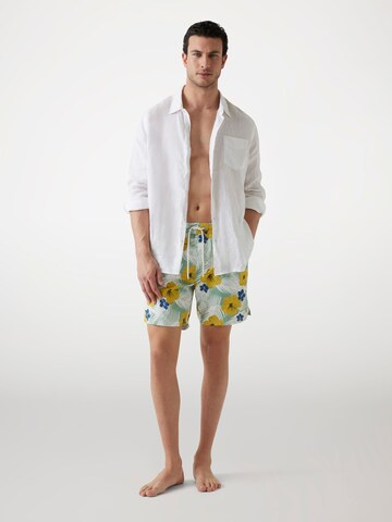 GUESS Badeshorts in Grün