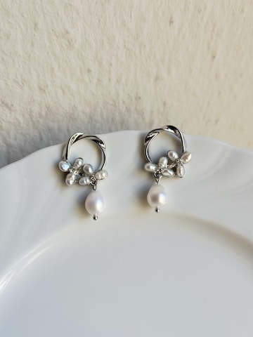 Kamakula Earrings 'Floral Pearl' in Silver