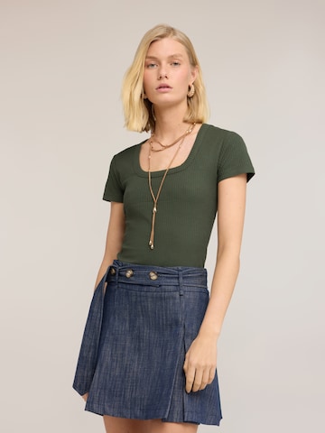 Top di MOTIVI in verde: frontale