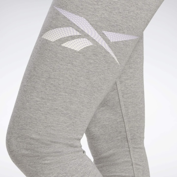 Reebok - Skinny Calças de desporto em cinzento