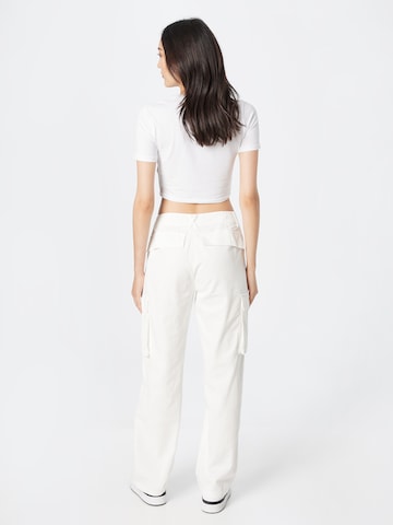 Gina Tricot Regular Карго панталон в бяло