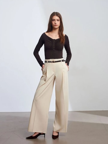 Dilvin Wide leg Trousers in Beige: front