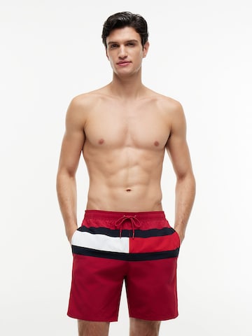 Shorts de bain TOMMY HILFIGER en rouge : devant