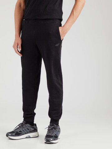 4F Tapered Sporthose in Schwarz: Vorderseite