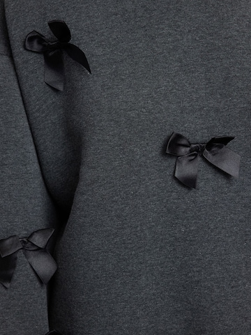 Trendyol Sweatshirt i grå