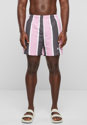 Shorts de bain Karl Kani en rose : devant